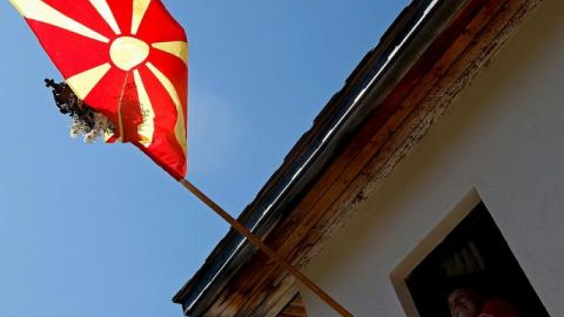 От заушки можеш да останеш без потомство, а от античен македонизъм – без отечество