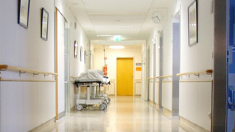 Мъж живее 20 дни в коридора на болница 