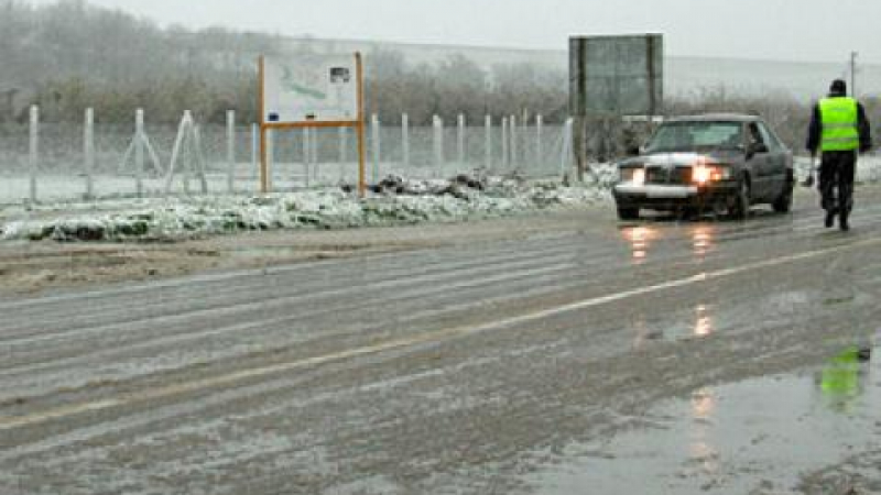 Сняг на Петрохан, заледени участъци по пътищата в Родопите