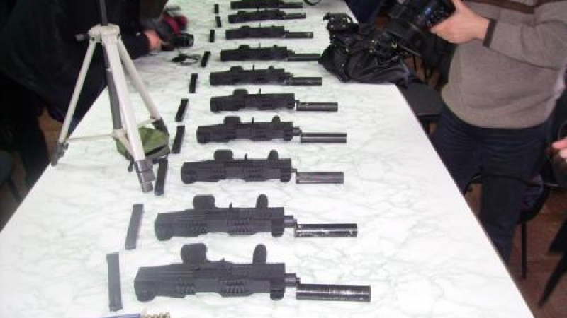 10 картечни пистолета в дома на казанлъчанин