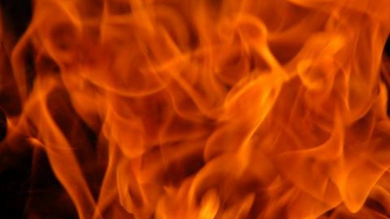 Пожар вилня в склад за мебели в Хасково 