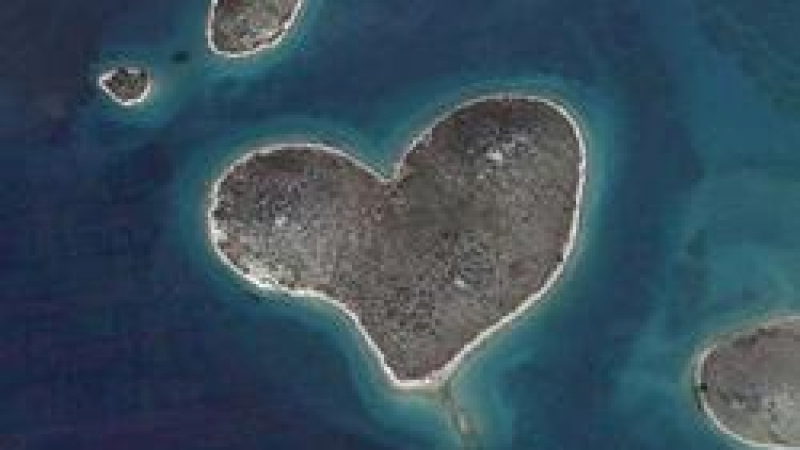 Влюбени откриха остров-сърце в Google Earth