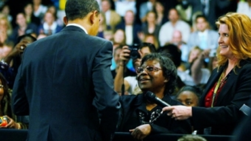 Обама целуна жена, която стана “лице на икономическата криза”