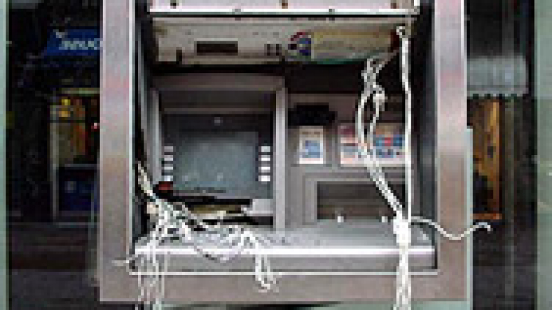 Маскирани апаши ограбиха банкомат в Летница