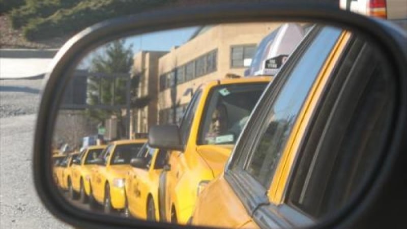 Таксиметрови шофьори протестираха пред варненската дирекция на НАП