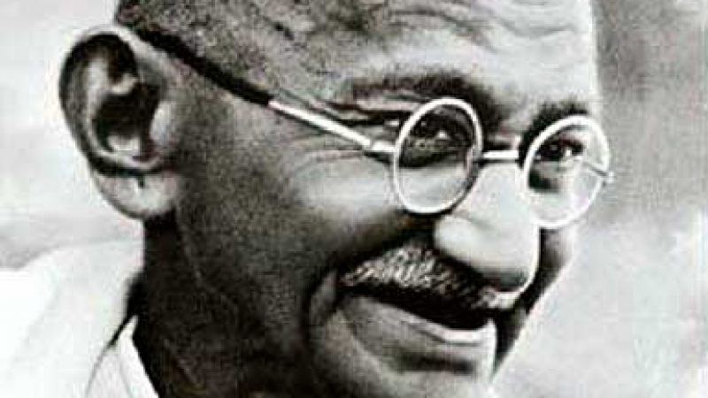 Продават на търг очилата на Махатма Ганди

