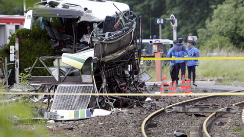 Шест жертви след сблъсък между влак и автобус на жп прелез