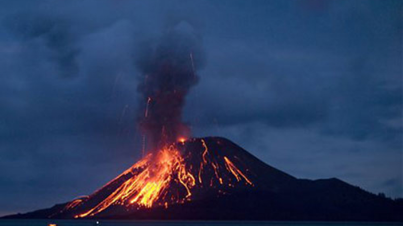 Осем хиляди евакуирани заради изригване на вулкан 