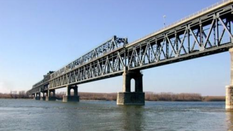 Разлято гориво създаде паника край Дунав мост