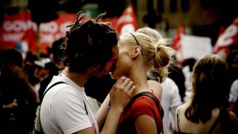 Забраниха целувките на английска гара
