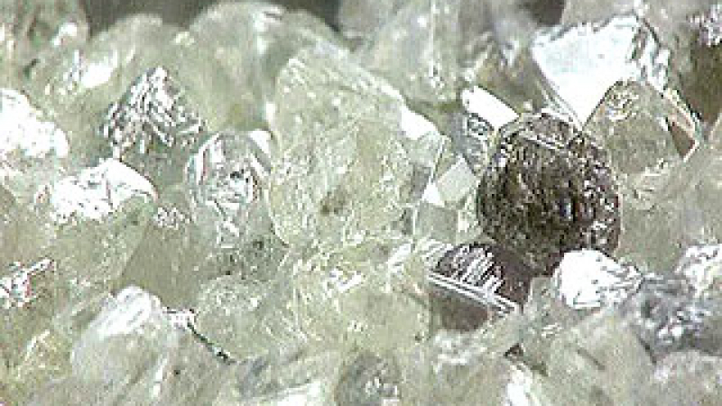Учени откриха минерал, който е 1,5 пъти по-твърд от диаманта