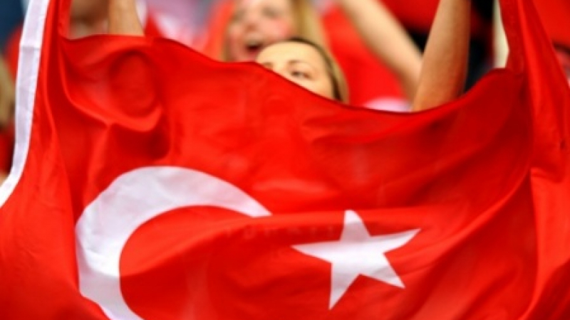 Българин развя турски флаг, улицата му не е чистена от 20 г.