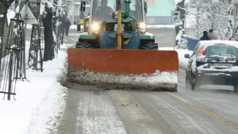 Над 160 машини се борят със снега в Пловдивска област