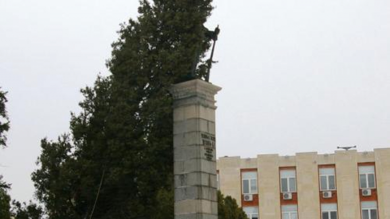 Ела се стовари върху паметника на Хаджи Димитър в Сливен 