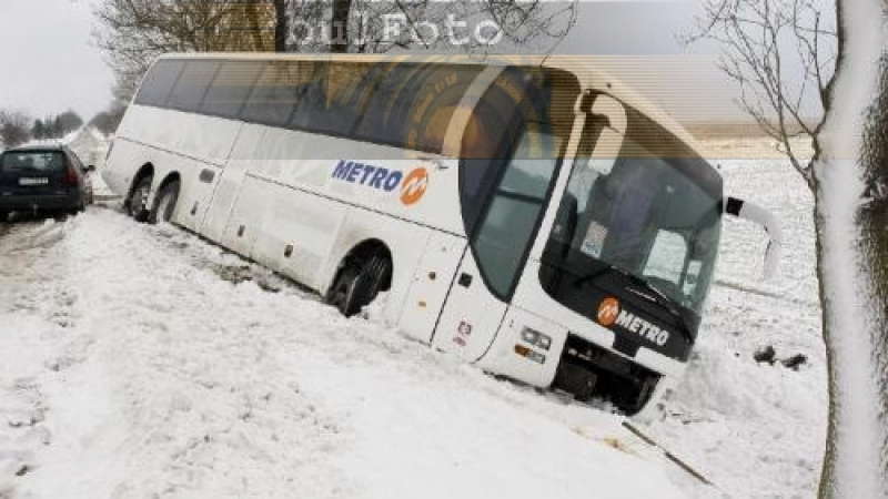 Турски автобус се обърна на пътя край Варна 