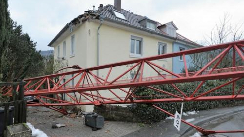 Кран падна върху къщи в Германия