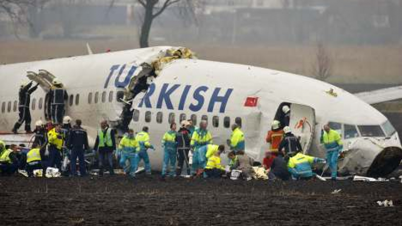 Турски пътнически самолет се разби в Амстердам
