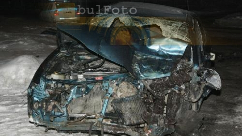 Два автомобила катастрофираха тежко във Владая, водачите бягат от мястото 