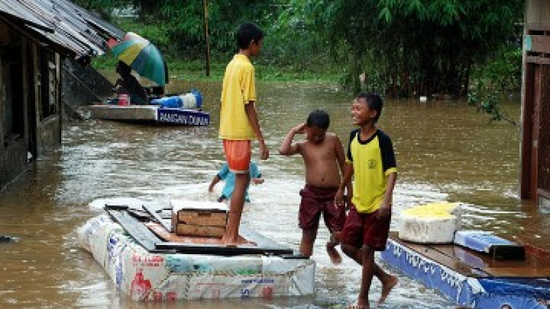 Шест души станаха жертва на наводнения и свлачища в Индонезия