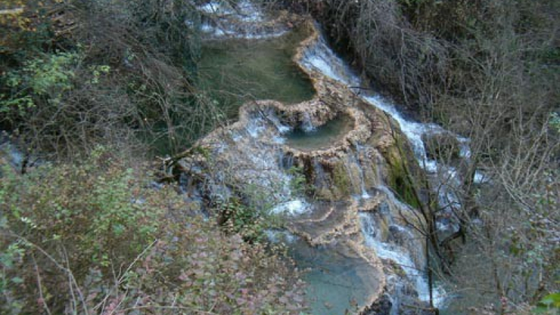 Дървета рухнаха в уникален водопад в Ловешко