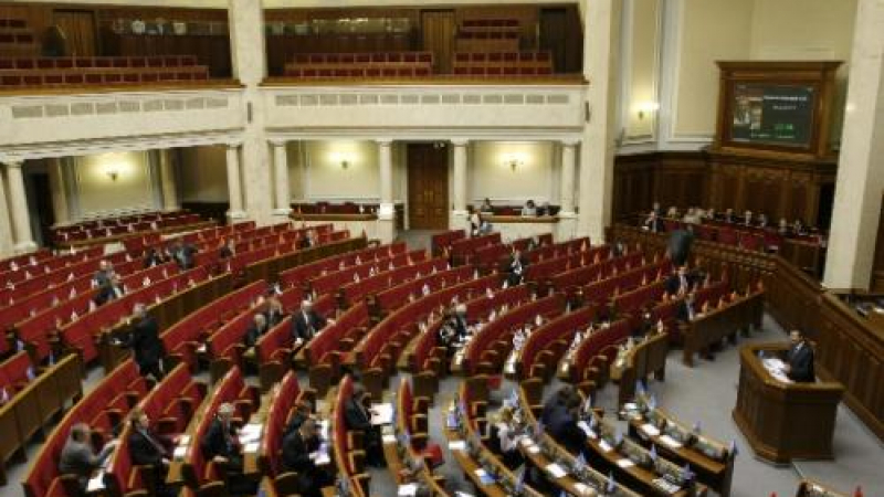 Парламентът в Киев намали 2 пъти заплатите на висшите длъжностни лица
