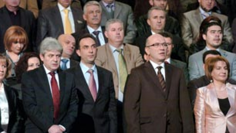 Кандидати за президент на Македония, но слушат само албанския химн