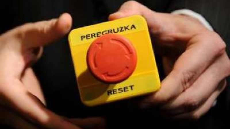 Клинтън подари на Лавров бутон с грешен превод на руски
