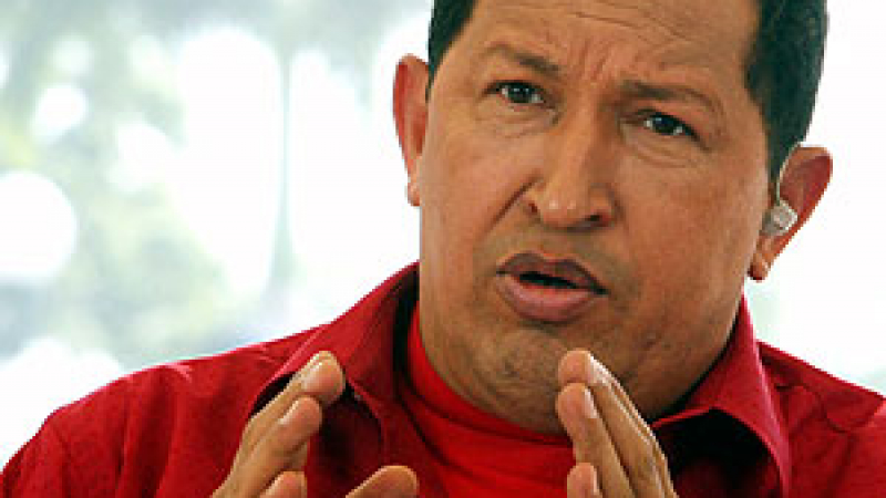 Уго Чавес зарадва народа с телефон за 14 долара