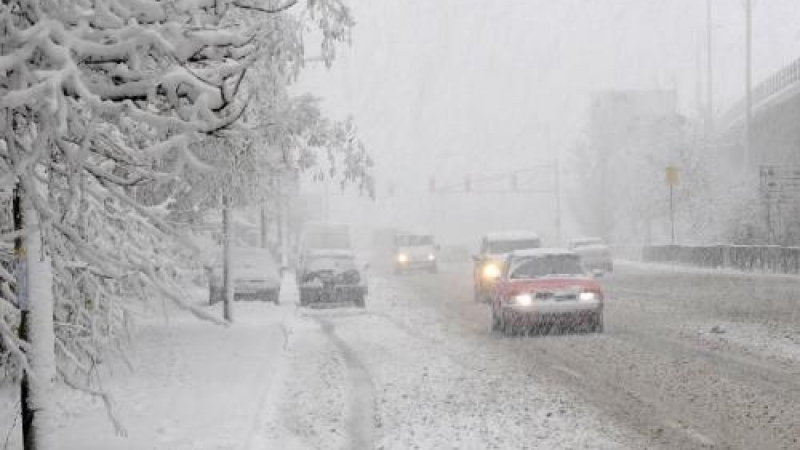 Сняг в 12 области в страната, пътищата се почистват и опесъчават 