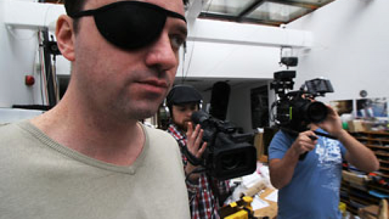 Едноок режисьор снима документален филм с изкуствено око