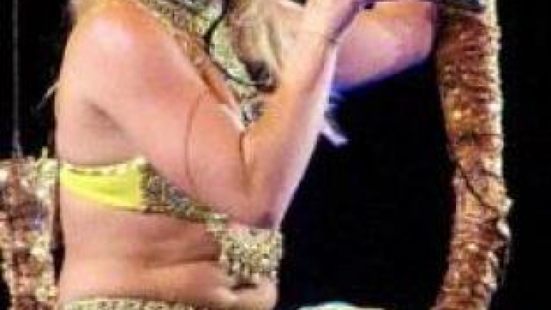 Бритни Спиърс танцува кючек, показва тлъстинки