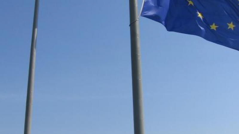 Българският и европейският флаг се издигат на 42-метрови пилони 