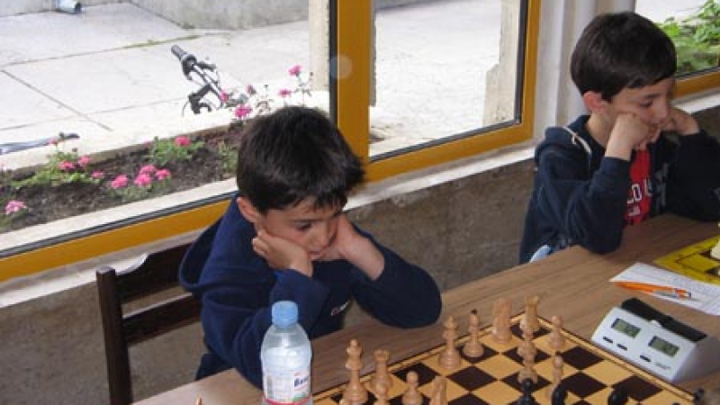 Румен Петков подарява шахматна дъска на плевенски клуб