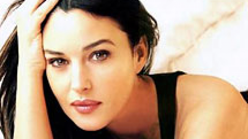 Моника Белучи детронира Анджелина Джоли – с устните си