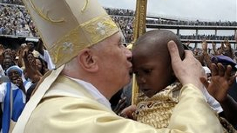 Папата отслужи първата си литургия в Африка

