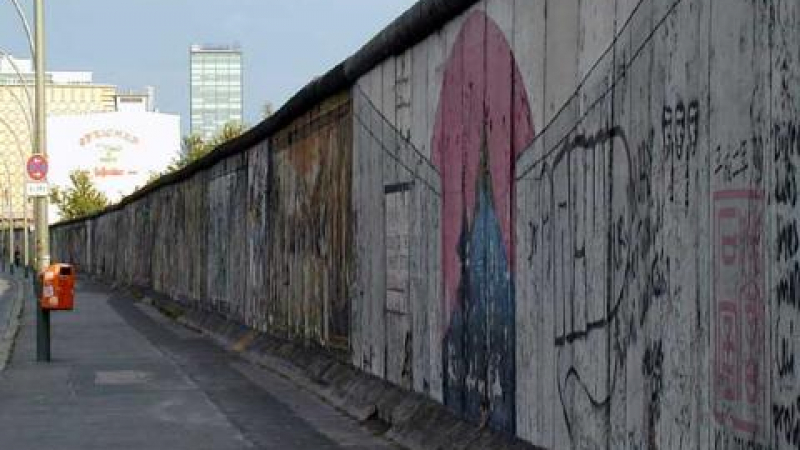 Вдигат Берлинската стена, за да я бутнат отново