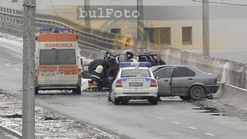 BMW връхлетя върху джип, един убит и шестима ранени 