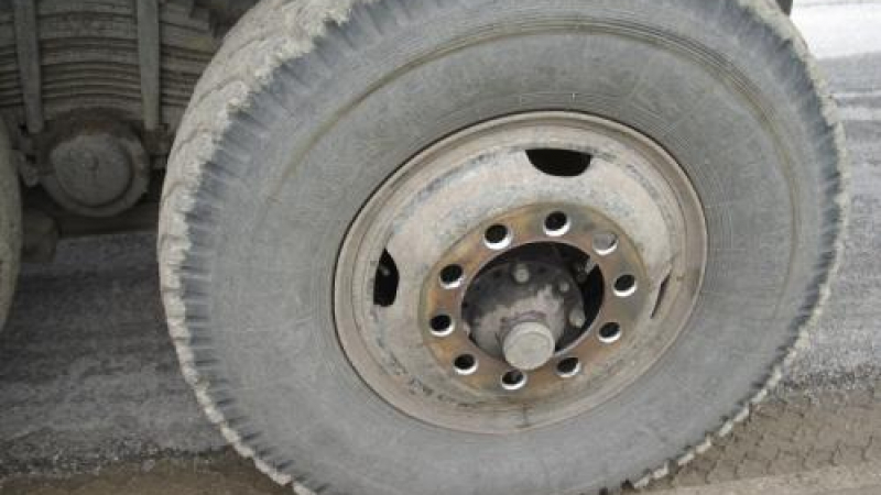 Откъснала се автомобилна гума от камион уби 70-годишна 