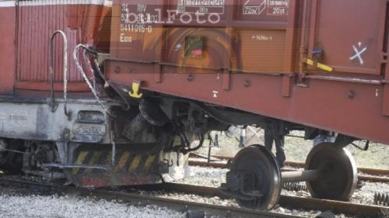 Вагон се качи на локомотив във Варна


