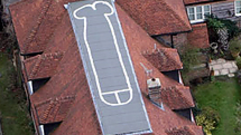 Нарисувал огромен пенис на покрива на къщата си