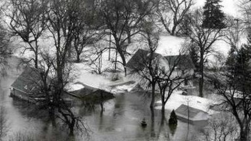 Хиляди американци евакуирани заради наводнения