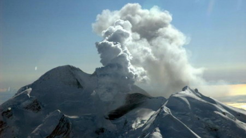 Вулканът “Mount Redoubt” отново изригна