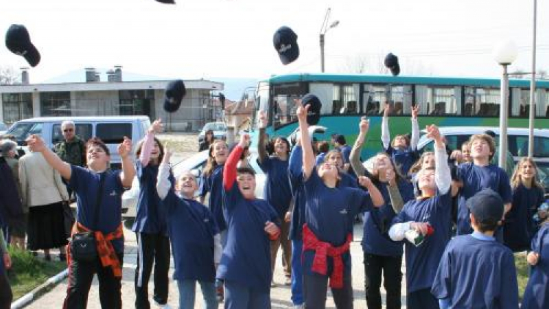 30 ученици дадоха началото на акция по възстановяване на българските гори
