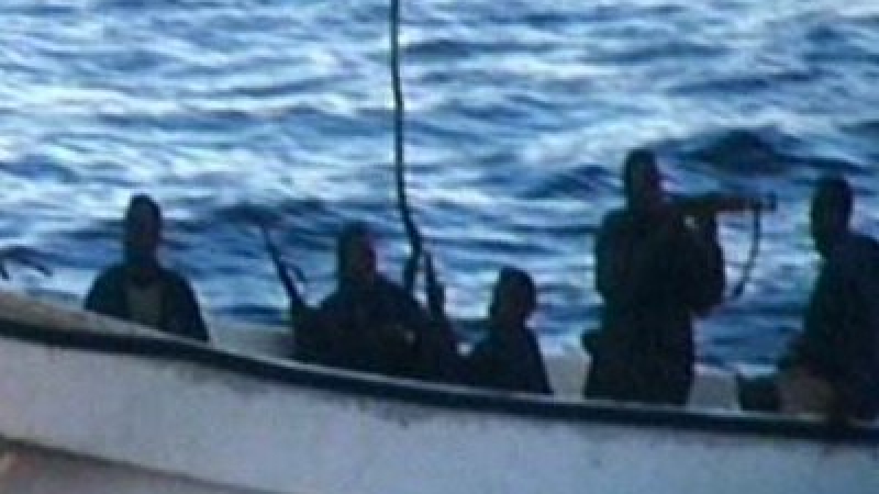 Гръцки кораби отбиха атаки на сомалийски пирати
