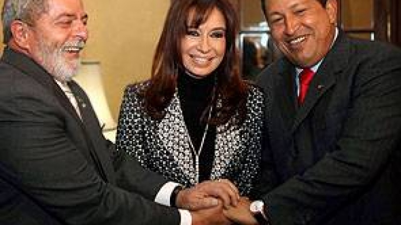 Аржентинският президент кацна аварийно при Чавес