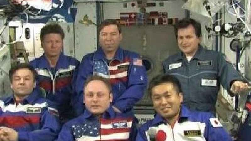 Японски астронавт доказа, че в космоса не е добре да се "плува" и да се играе футбол
