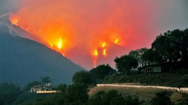 Евакуират калифорнийци заради горски пожар
