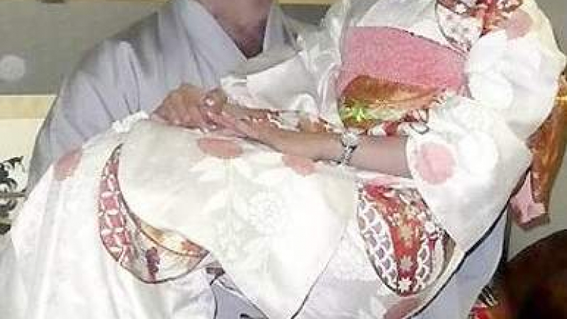 Двуметровият Котоошу се жени за минияпонка