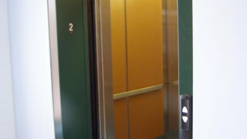 Крадец хваща за врата 14-годишна в асансьор
