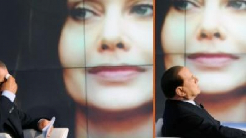 Харемът на Берлускони: С 50 голи момичета на Нова година